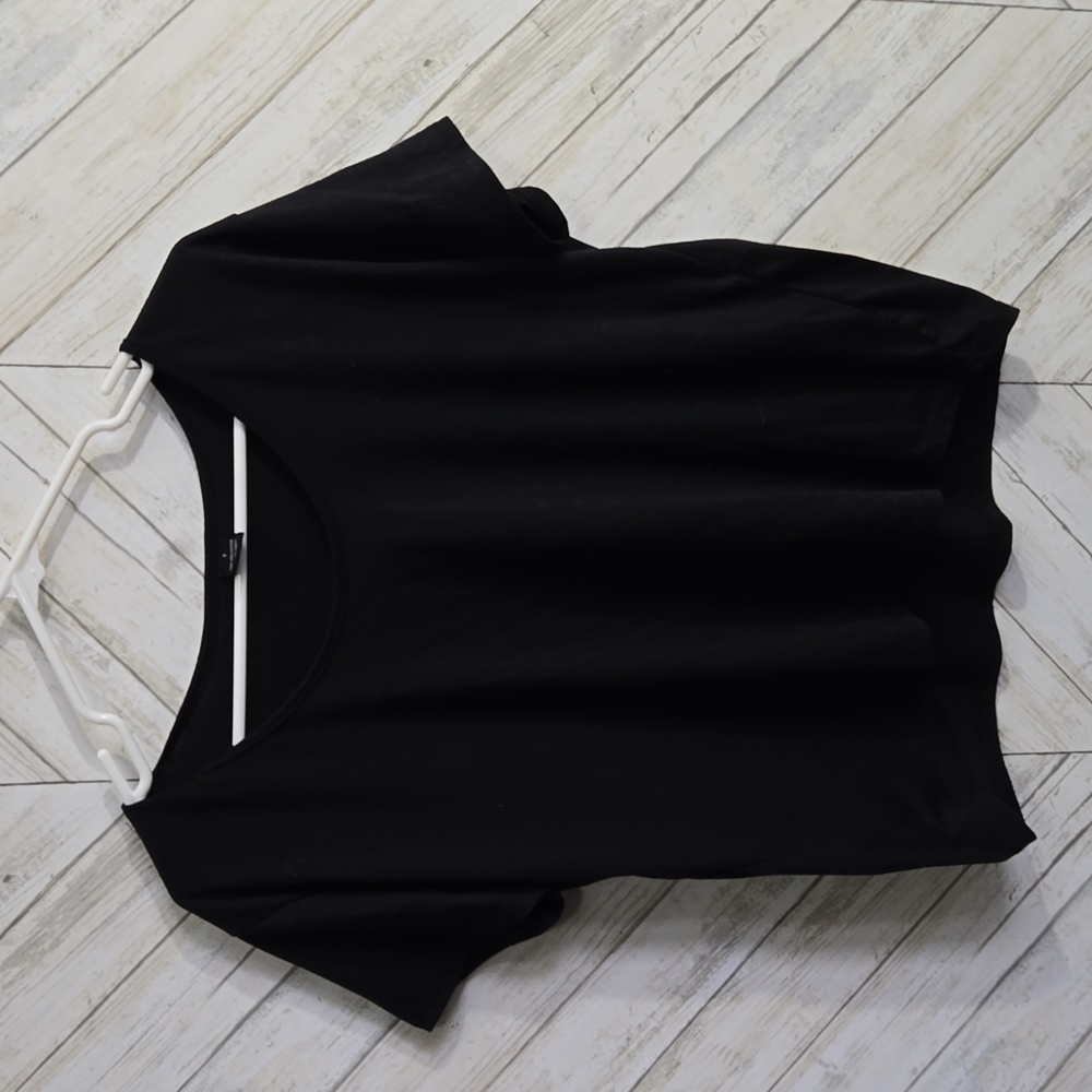 Black short sleeve T shirt Size small
